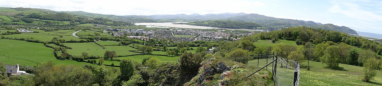 Yr olygfa o'r Obelisg yn cynnwys Llansanffraid, Afon Conwy, Cyffordd Llandudno i gyfeiriad y mynyddoedd a Phenmaenmawr