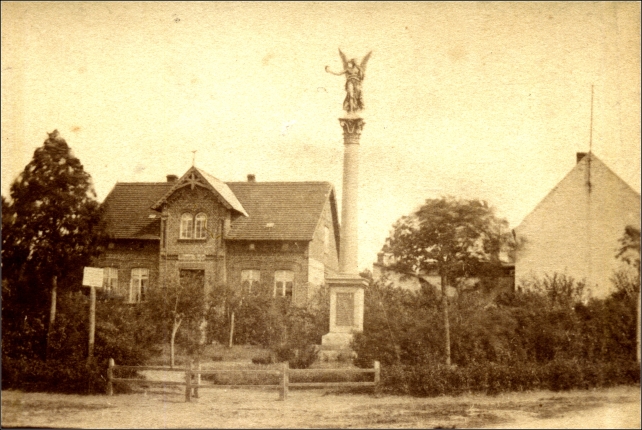 Datei:Warnemünde Denkmal 1870-71.jpg