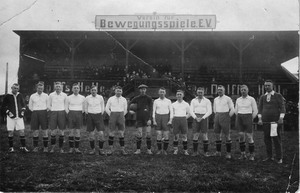 Erste Fußballmannschaft um 1920 vor der Tribüne am Madamenweg