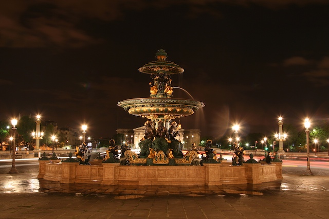 Datei:Place de la Concorde Brunnen Nacht.jpg