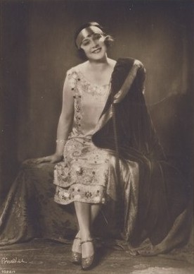 Datei:Erika Glässner 1927 by Alex Binder.jpg