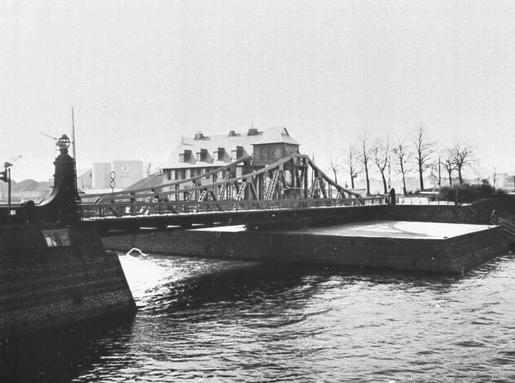 Datei:Köln - Hafen Deutz Drehbrücke, 1912 RBA.jpg