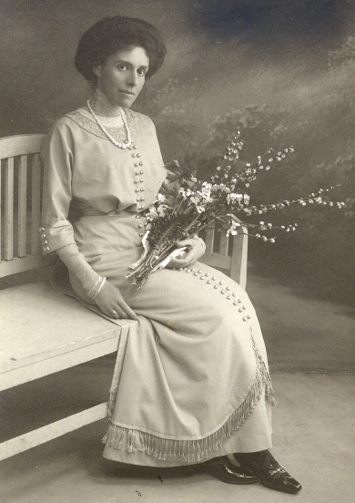 Datei:Alice Gurschner (1869–1944) um 1910 © Heinrich Abresch (-1927).jpg