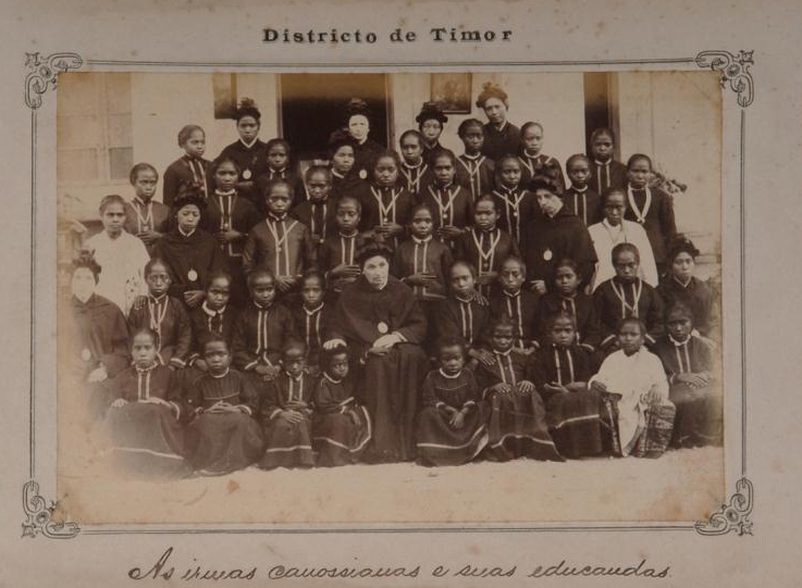 Datei:As irmãs canossianas e suas educandas.jpg