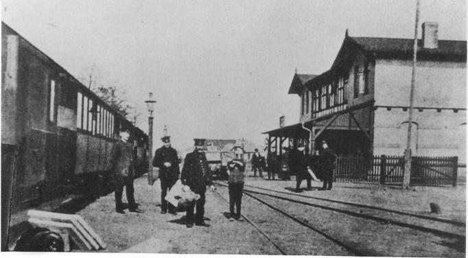 Datei:Zug im Bahnhof Lilienthal an Reiners.jpg