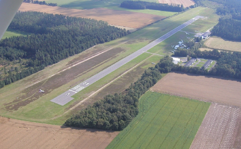 Datei:Flugplatz Uelzen - Luftbild.jpg