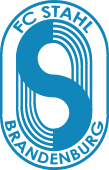 FC Stahl Brandenburg 1 Ironiskt nog är klubben som för närvarande inte uppfyller relevanskriterierna fortfarande bäst placerad på Wikipedia med sin logotyp.  Båda finns dock inte på Commons.  Den första har också ett dåligt typsnitt och behöver revideras lite.
