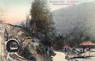 Eisenbahntunnel durch Hangenden Stein Richtung Salzburg vor Elektrifizierung der Strecke (ca. 1907), re. davon ursprünglicher Straßenverlauf sowie ein Wehr des Almkanals