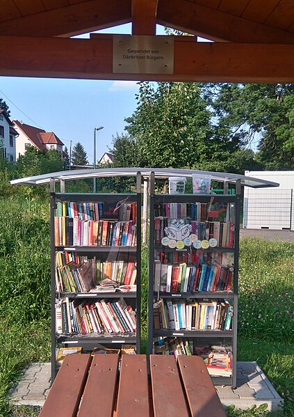 Datei:Bücherschrank Dänkritz.JPG