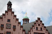 Die Paulskirche spitzelt hinter dem Römer hervor