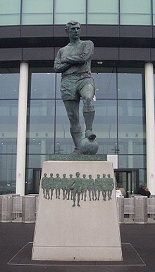 Eine Statue Bobby Moores vor dem Wembley-Stadion.