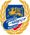 Emblem seit 1964; ähnelt dem von 1956 bis 1964 geführten, ebenfalls auf dem Wappen der Stadt Rostock basierenden Emblem