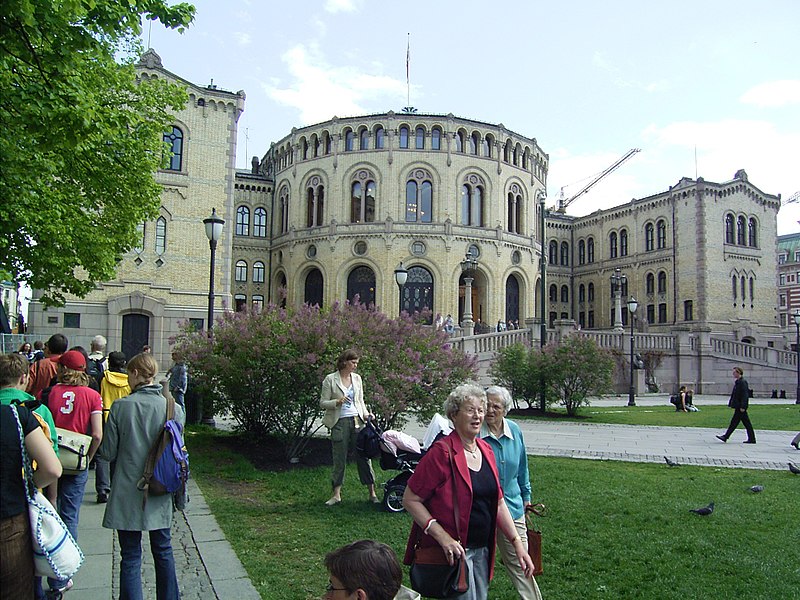 Datei:Norwegisches Parlament.jpg