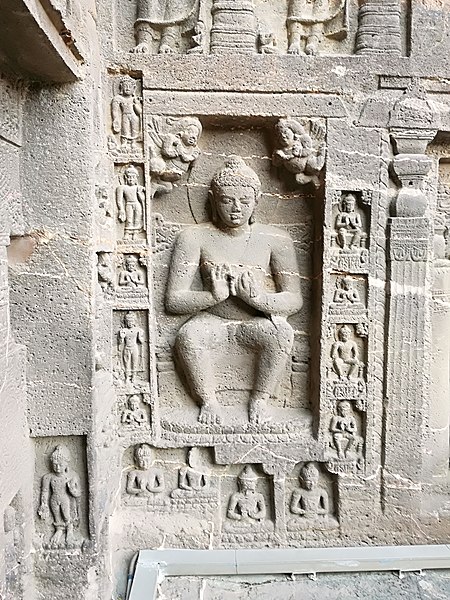 Datei:Ajanta, Höhle 19, Thronender Buddha in Vorhof.jpg