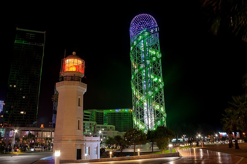 Datei:Lighthouse and building alphabet. Night.jpg