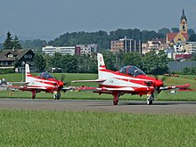 Die PC-21 A-104 und A-105 auf dem Flugplatz Emmen