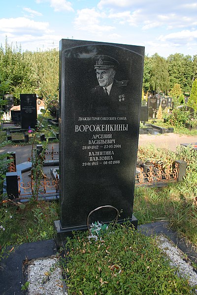 Datei:Friedhof Trojekurowo Grab Woroscheikin.jpg