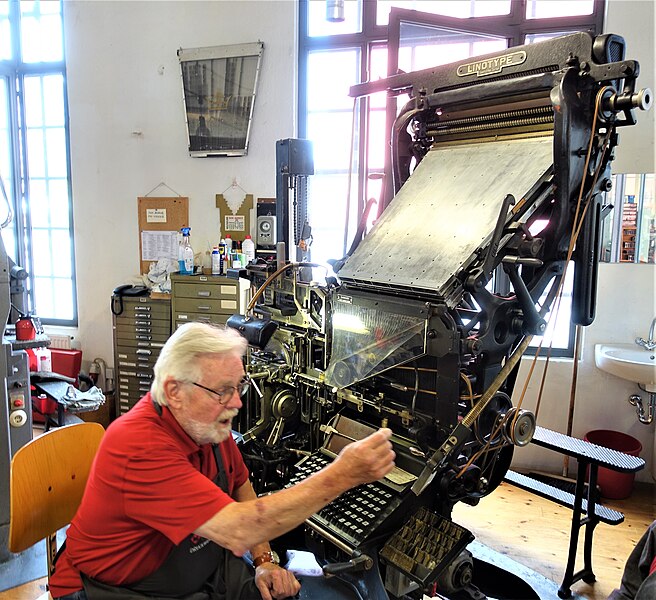 Datei:Druckwerkstatt Vorführung der Arbeit an der Linotype.JPG