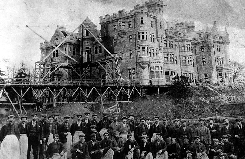 Datei:Building Skibo Castle 1899.jpg