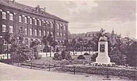 Die Stadtschule und das 1913 eingeweihte Franz-Abt-Denkmal (um 1915)
