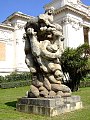 Skulptur vor der Galleria Nazionale d’Arte Moderna (April 2009)