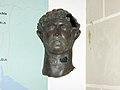 Replik des Kopfes einer bronzenen Statue des Hadrian (gefunden in der Themse), die vermutlich um 122 n. Chr. anlässlich seines Besuches in Britannien aufgestellt wurde; Sie wurde wahrscheinlich im 4. oder 5. Jh. zerstört und danach in den Fluß geworfen (London, British Museum)