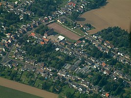 Luftaufnahme von Sportplatz, Schule und Turnhalle