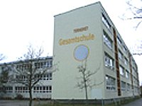 Ansicht des Schulgebäudes von der W. Bothe Straße