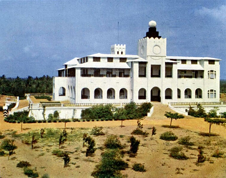 Datei:Haus des Gouverneurs in Lome Togo.jpg