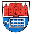 Gemeinde Schmölz Geteilt von Silber und Blau; oben ein rotes Schloss mit zwei seitlichen Spitztürmen, unten ein waagrecht liegender silberner Rost.[25]