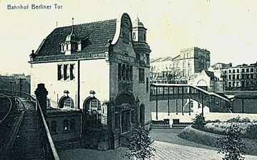 Der Bahnhof Berliner Tor um 1910, links die Strecke nach Bergedorf und Berlin, im Hintergrund der Übergang zur Lübecker Bahn