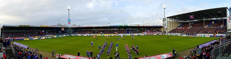 Datei:Holstein-Stadion Panorama 2019.jpg