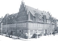 Altes Rathaus 1875 mit Recht­eck­fenstern, links Marktstraße, rechts Marktplatz