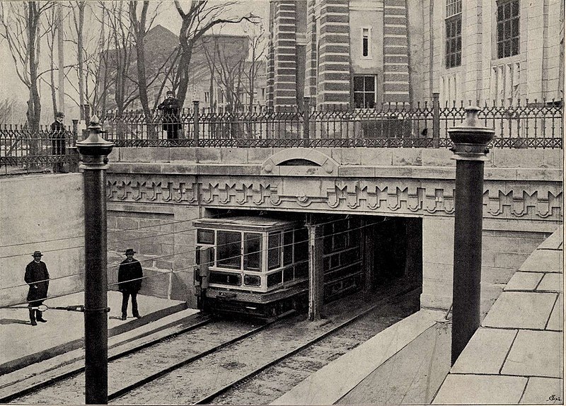 Datei:Tunnelausgang Hősök tere.jpg