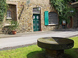 Antigua muela de la Wietsche Mühle de 1807. La piedra que se utiliza hoy como mesa recuerda el uso original del edificio histórico.