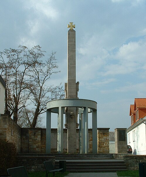 Datei:Mainz Finthen Denkmal WK 1 und 2.JPG