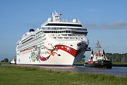 Norwegian Jewel podczas wiaduktu nad Ems w pobliżu Leer (Fryzja Wschodnia) 25 czerwca 2005 r