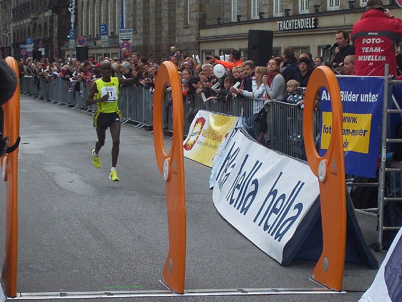 Datei:Patrick Kimeli gewinnt 20 Int Alsterlauf 2009.jpg