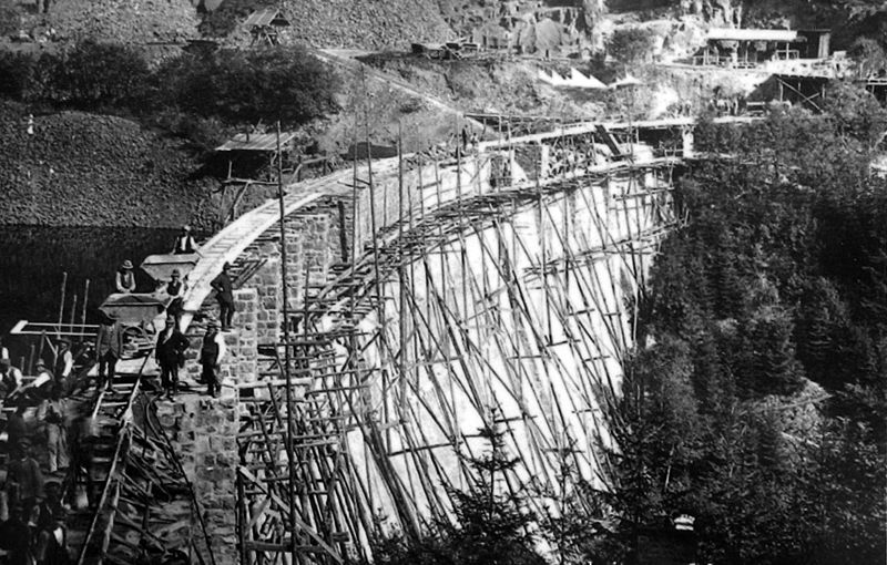 Datei:Talsperre Neustadt Bau Staumauer.jpg