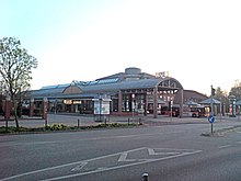 Bahnhof Norderstedt Mitte: Blick auf das südliche Zugangsgebäude mit dem Busbahnhof