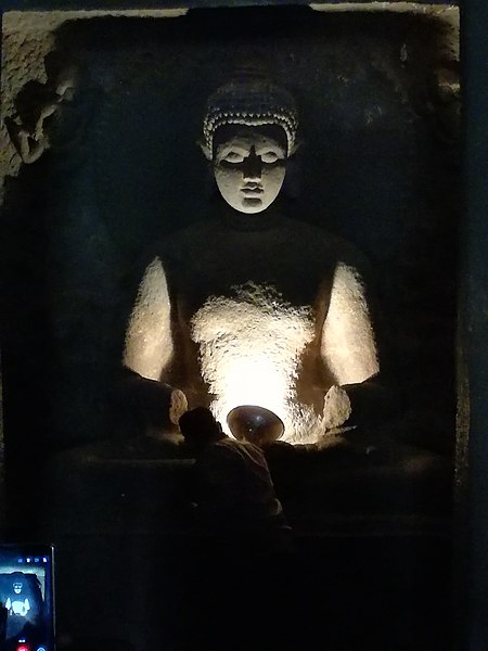 Datei:Ajanta, Höhle 15, Buddhabild mit Beleuchtung von unten.jpg