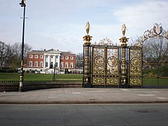 Stadshuset med ingångsport