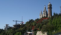 Blick auf den Tibidabo in Barcelona mit Vergüngungspark im Vordergrund