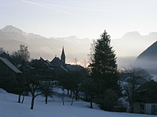 Blick auf die Grundlseer Pfarrkirche in der Ortschaft Bräuhof