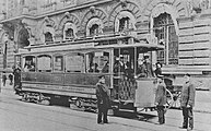 Triebwagen 1252 (Alt-Brandenburg, Bj. 1897/98) vor dem Überqueren der Lindenkreuzung. Der Kontaktschuh für die Unterleitung ist gerade eingesetzt worden und befindet sich unten rechts am Fahrzeug.