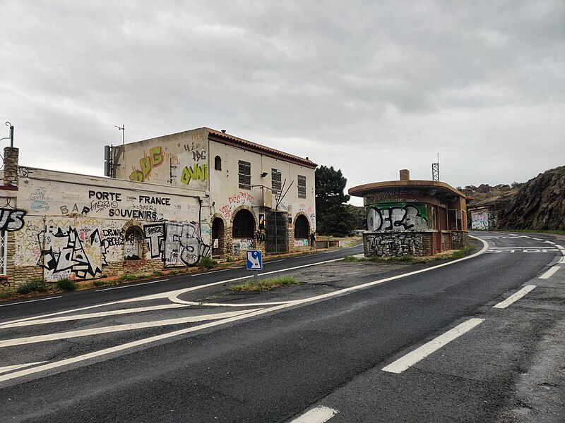 Datei:Col de Belitres-espana-border-building.jpg