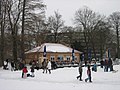 ..mit Schlittschuhen, Glühwein, Opernmusik u. a. Winteraccessoires