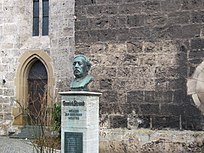 Die von Fahrner gestaltete Büste steht heute vor der Stadtkirche Geislingen