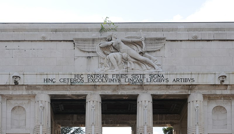 Datei:Siegesdenkmal Bozen Inschrift.jpg