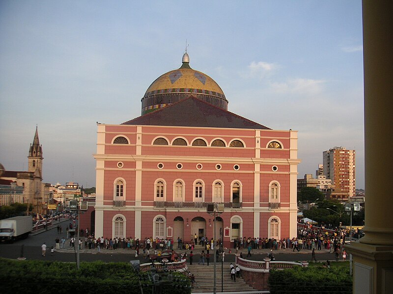 Datei:Teatro do Amazonas MenschenSchlange.jpg